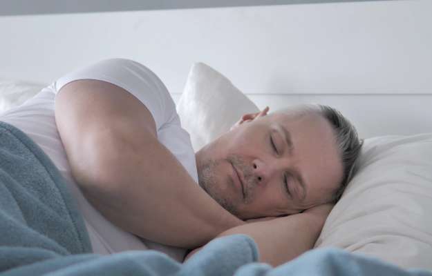 Gray-Hair-Man-Sleeping-in-Bed--------Improve-Your-Sleep-Quality_body