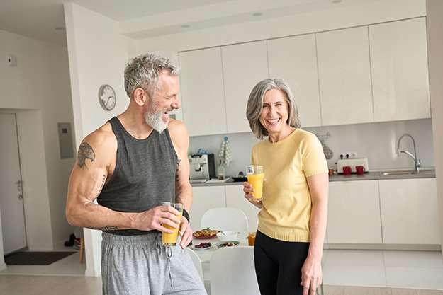 Healthy-sporty-happy-senior-adults-family-couple-drinking-juice-Weight-Loss-ss-body