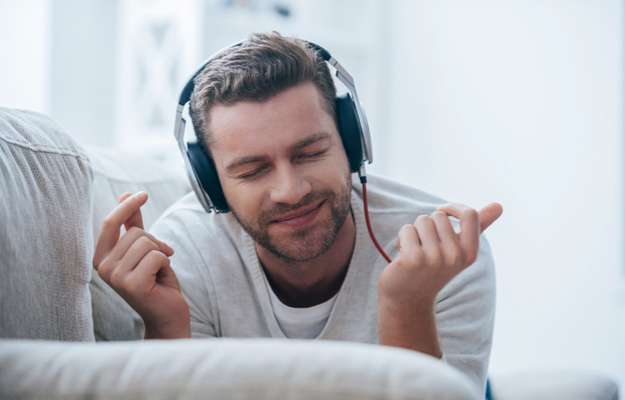 guy listening to energetic music How to Wake Yourself Up and Prevent an Afternoon Slump