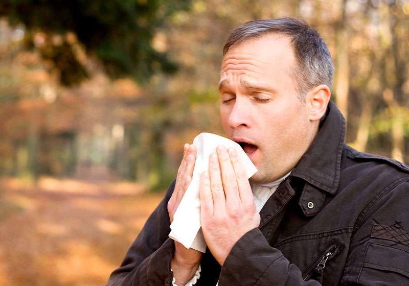 Man-is-sneezing-Reduced-Death-Risk-by-COVID-19-ss-feat