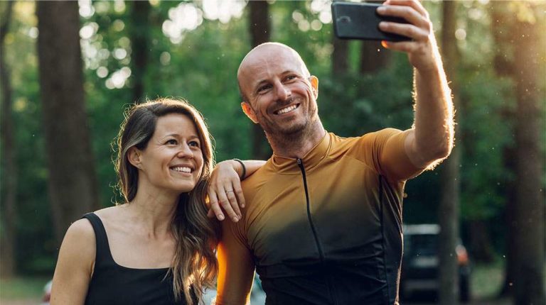 Sporty-young-woman-and-man-on-bicycles-during-weekend-cycle-ride-taking-a-selfie-with-a-smartphone---Personalized-Weight-Loss-Solutions-Explained---ss-feat