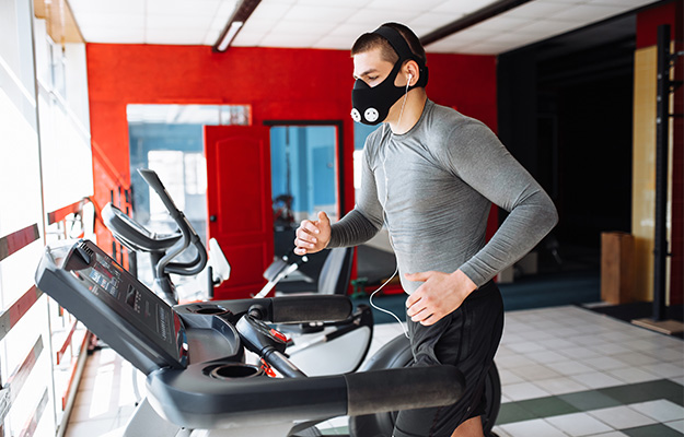 beautiful-pumped-up-young-man-engaged-in-sports-in-training-mask-How-to-Start-Intermittent-Hypoxic-Training-as