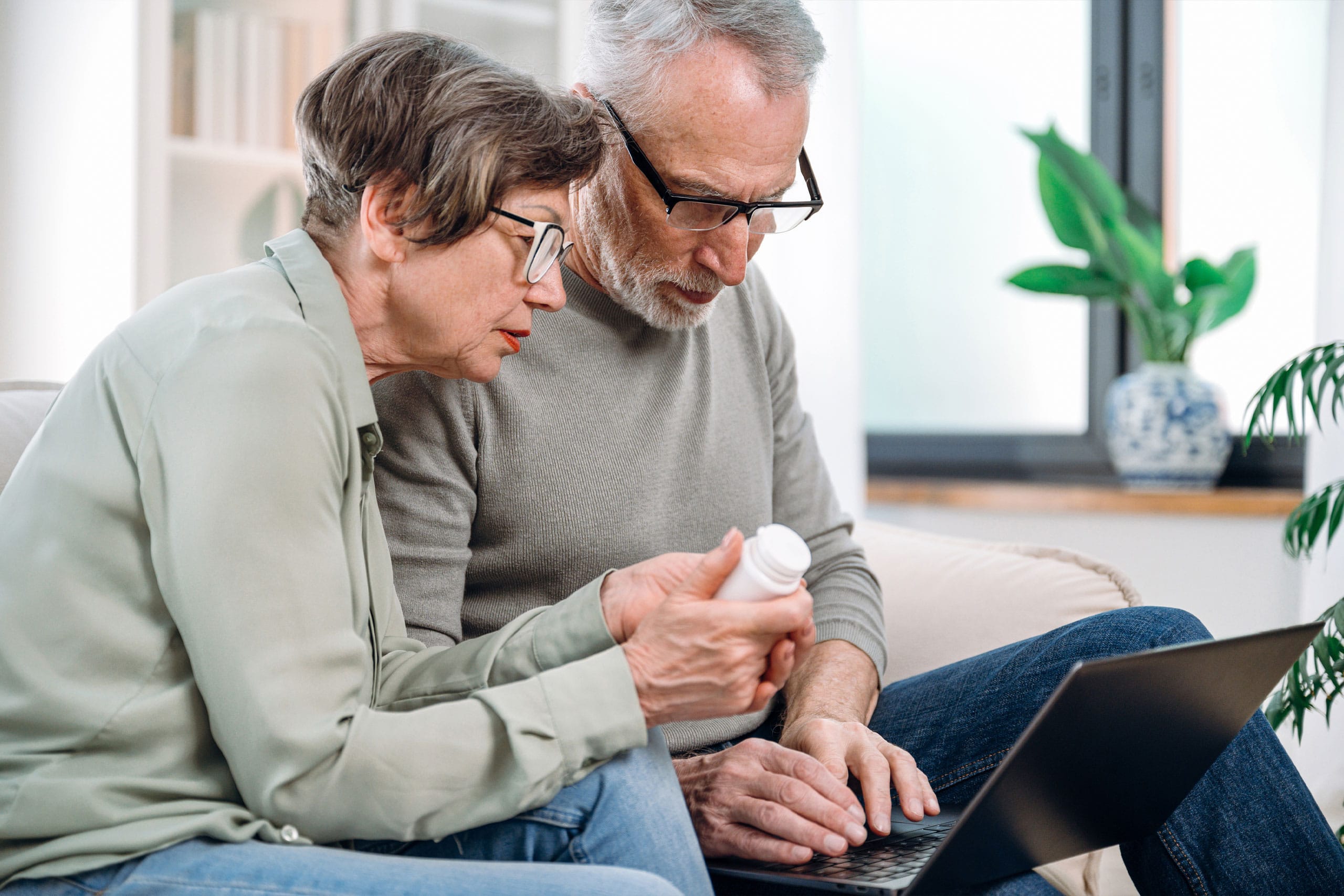 Couple scheduling a consultation at Yunique Medical.